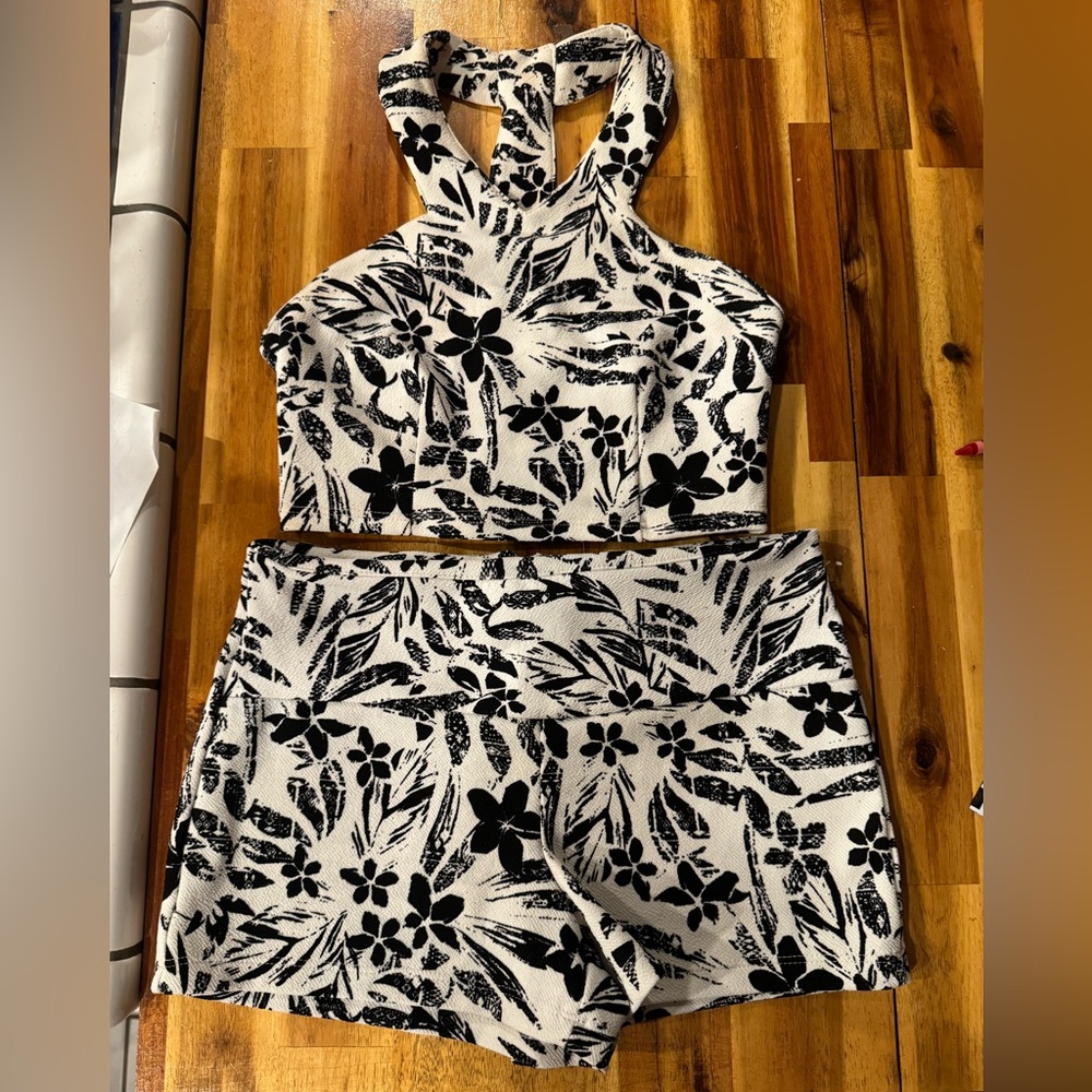 Beautiful outfit set. Very comfy and a super cute beachy outfit